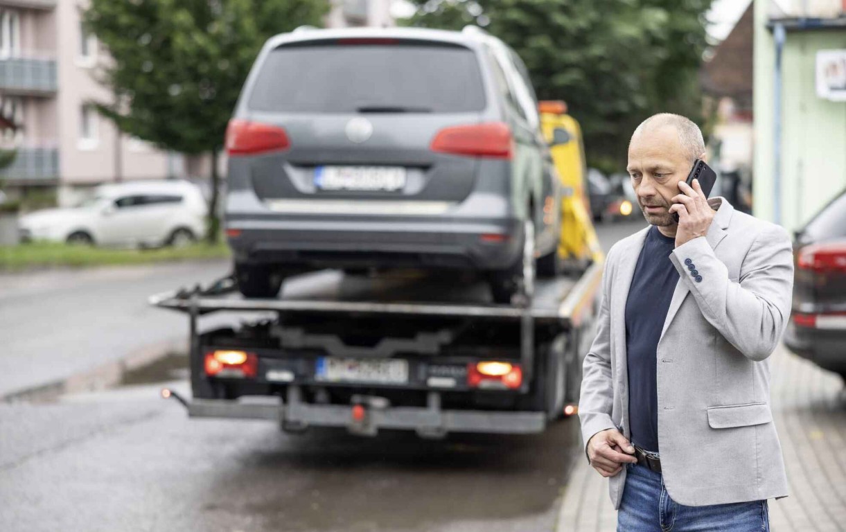 Professional providing roadside assistance in Jurupa Valley, CA