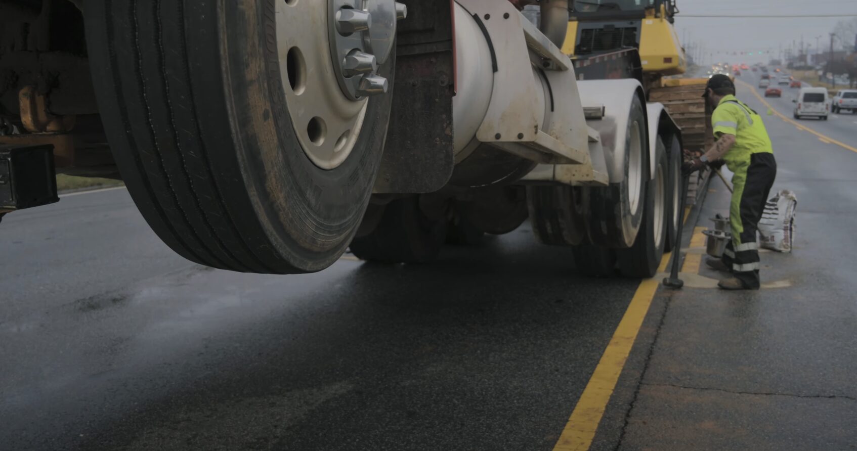 Professional Highway Breakdown Assistance Heavy-duty tow truck providing roadside assistance